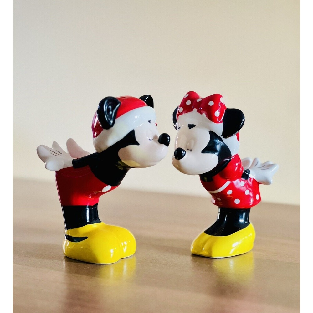 Disney Mickey and Minnie Mouse Kissing Ceramic Salt and Pepper Shakers 4"‎ Tall